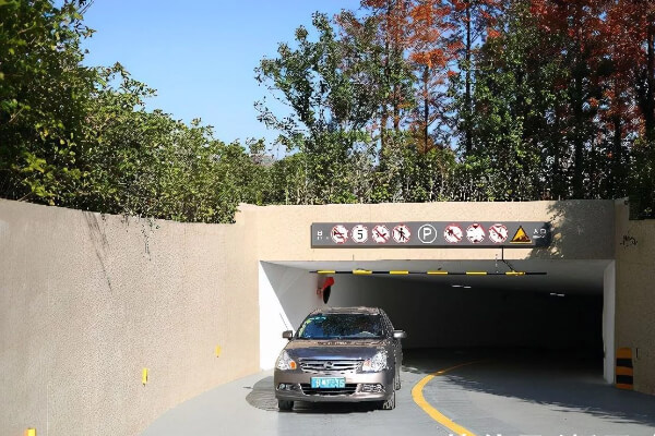 緩解停車(chē)難有多難？這個(gè)區(qū)探索公共綠地下建停